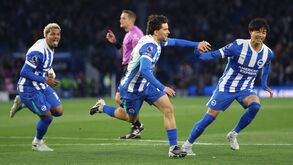 Jogadores do Brighton celebram um golo no jogo contra o Chelsea
