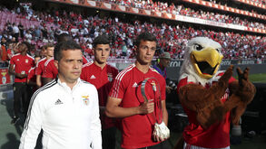 Luís Castro e Henrique Araújo com o troféu da Youth League em 2022