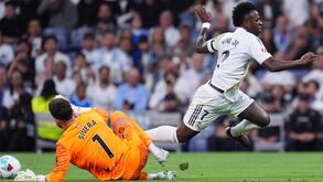 Vinícius Júnior tenta marcar contra o Alavés no Santiago Bernabéu
