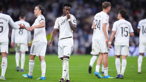 Vinicius Júnior beija símbolo do Real Madrid após golo ao Alavés