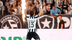 Alex Telles festeja golo pelo Botafogo na Taça do Brasil