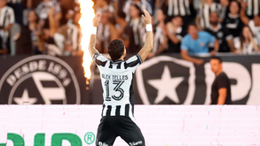 Alex Telles festeja golo pelo Botafogo na Taça do Brasil