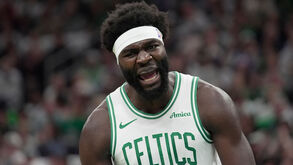 Neemias Queta titular frente aos Philadelphia 76ers 