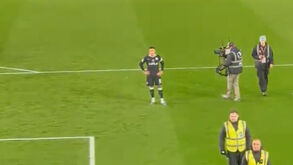 O momento em que Enzo Fernández enfrenta fúria dos adeptos do Chelsea sozinho