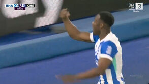 Danny Welbeck marcou ao Chelsea e 'convidou' o estádio para festejar... à Cristiano Ronaldo