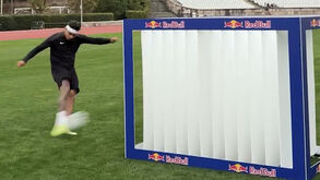 Red Bull desafiou Richard Ríos a testar o seu 'pontapé canhão' e o resultado... foi este