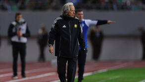 Jorge Jesus reage junto ao banco de suplentes do Al Nassr