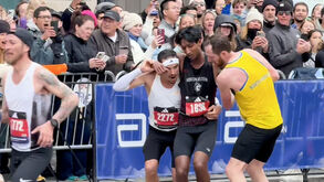 Atleta cai exausto perto da meta na Maratona de Boston e colegas param para o ajudar 