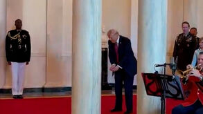 Donald Trump recebe equipa de golfe na Casa Branca com tacada imaginária 