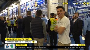 Pote ri-se para a câmara enquanto jogadores do Sporting são barrados na chegada ao Dragão