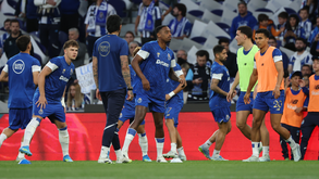 Jogadores do FC Porto realizam exercícios de aquecimento antes do clássico com o Sporting no Dragão