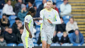 Haaland a celebrar com Jeremy Doku