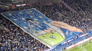 A entrada das equipas, o pormenor de Farioli com Rui Borges e a fantástica coreografia nas bancadas do Dragão