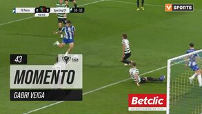 FC Porto pediu penálti de Debast neste lance: árbitro mandou seguir