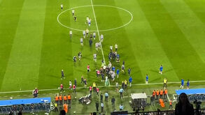 Nova confusão no Dragão... agora no relvado: o momento em que FC Porto e Sporting saíram para os balneários