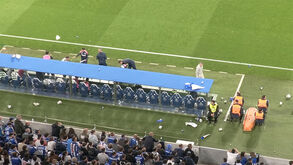 O momento em que Pote atirou cartolinas vindas da bancada para dentro do campo