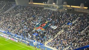 Claques do FC Porto exibem tarja com Frederico Varandas mascarado de palhaço