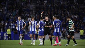 Árbitro mostra cartão vermelho durante o FC Porto-Sporting