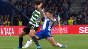 O lance que valeu a expulsão de Alan Varela: argentino viu inicialmente o amarelo mas árbitro mudou decisão no VAR