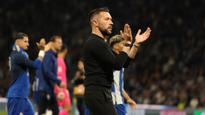 Francesco Farioli, treinador do FC Porto, aplaude os adeptos pelo apoio durante o clássico com o Sporting para a Taça