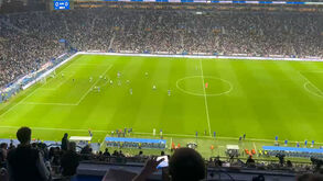 Os instantes após o apito final no Dragão: o cumprimento dos treinadores, a festa do Sporting e os pedidos de 'FC Porto campeão'