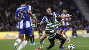 Bednarek numa disputa de bola com Quenda 