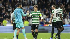 Rui Silva cumprimenta jogador do Sporting Clube de Portugal