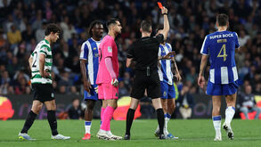 Miguel Nogueira a mostrar vermelho a Alan Varela 