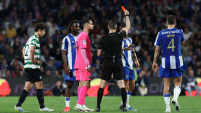 Árbitro exibe cartão vermelho durante o jogo FC Porto-Sporting