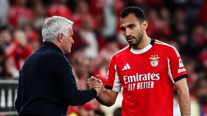 Pavlidis cumprimenta o treinador José Mourinho