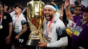 Corinthians renova com Depay