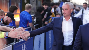 José Mourinho a cumprimentar adeptos do Chelsea quando regressou a Stamford Bridge como treinador do Benfica