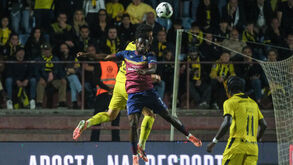 Os jogadores do Torreense e do Fafe disputam a bola durante o jogo das meias-finais