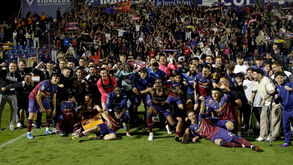 Jogadores e equipa técnica celebram apuramento junto dos adeptos do Torreense 