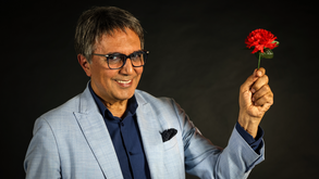 Fernando Pereira segura um cravo durante a entrevista a Record