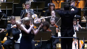 Violino de um milhão de euros 'voa' em palco após toque acidental do maestro