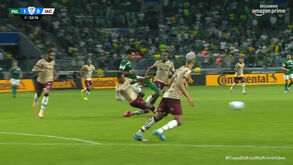 Jogador do Jacuipense viu vermelho por esta entrada frente ao Palmeiras e deixou relvado a fazer sinal de roubo