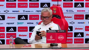«Estou só a ler as notícias, pá»: Mourinho arranca gargalhadas na sala de imprensa antes da conferência