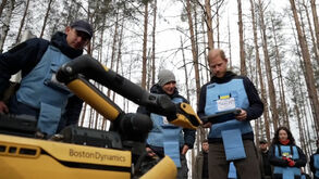 Príncipe Harry testa tecnologia de desminagem durante visita a Bucha 
