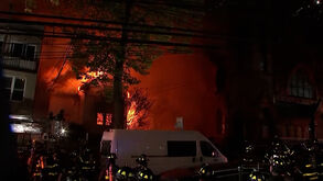 Imagens mostram incêndio de grandes dimensões em igreja centenária em Nova Iorque