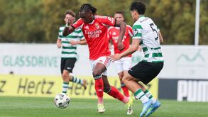 Olívio Tomé disputa a bola com Afonso Lee