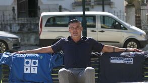 Nélson Pereira com as camisolas que envergou no Sporting e no Torreense