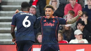 Nottingham goleia Sunderland e fica mais perto da permanência da Premier League