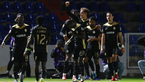 Marezi celebra com companheiros após o 2-1