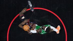 Neemias Queta em ação frente aos Philadelphia 76ers