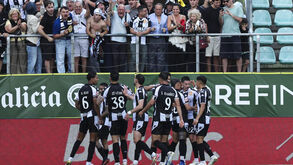Jogadores do Nacional a celebrar 