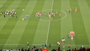 Lukebakio irritado após ser substituído no Benfica-Moreirense: foi ainda o último a deixar o banco após o apito final