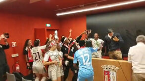 Banho da praxe: plantel do Benfica surpreende Ivan Baptista após conquista do hexacampeonato feminino