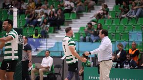 Treinador e jogador do Sporting festejam em jogo de voleibol