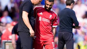 Salah conversa com Arne Slot ao abandonar o terreno